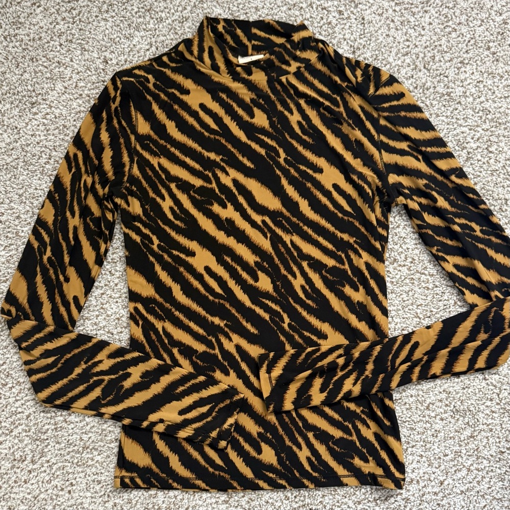 Levi's Tiger-Print Mock Neck Mammoth Second Skin Tee - Picture 3 of 7